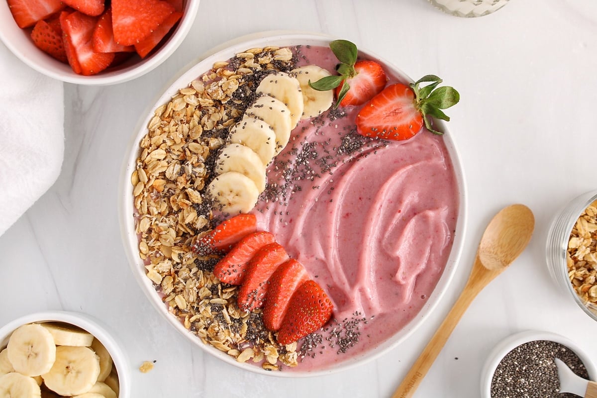 STRAWBERRY AND BANANA SMOOTHIE BOWL