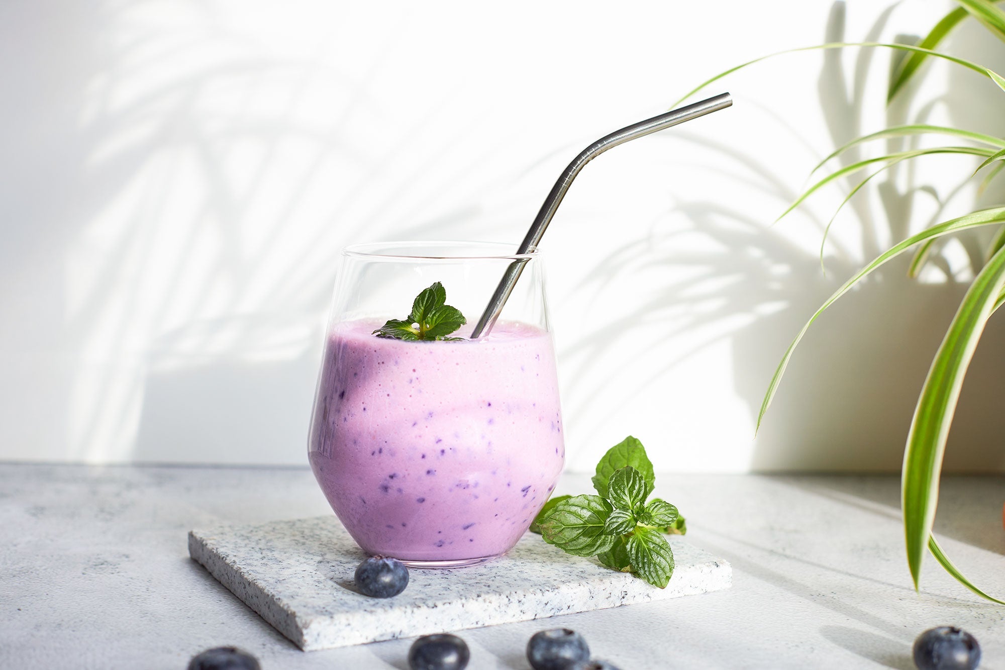 BLUEBERRY AND ALMOND MILK SMOOTHIE