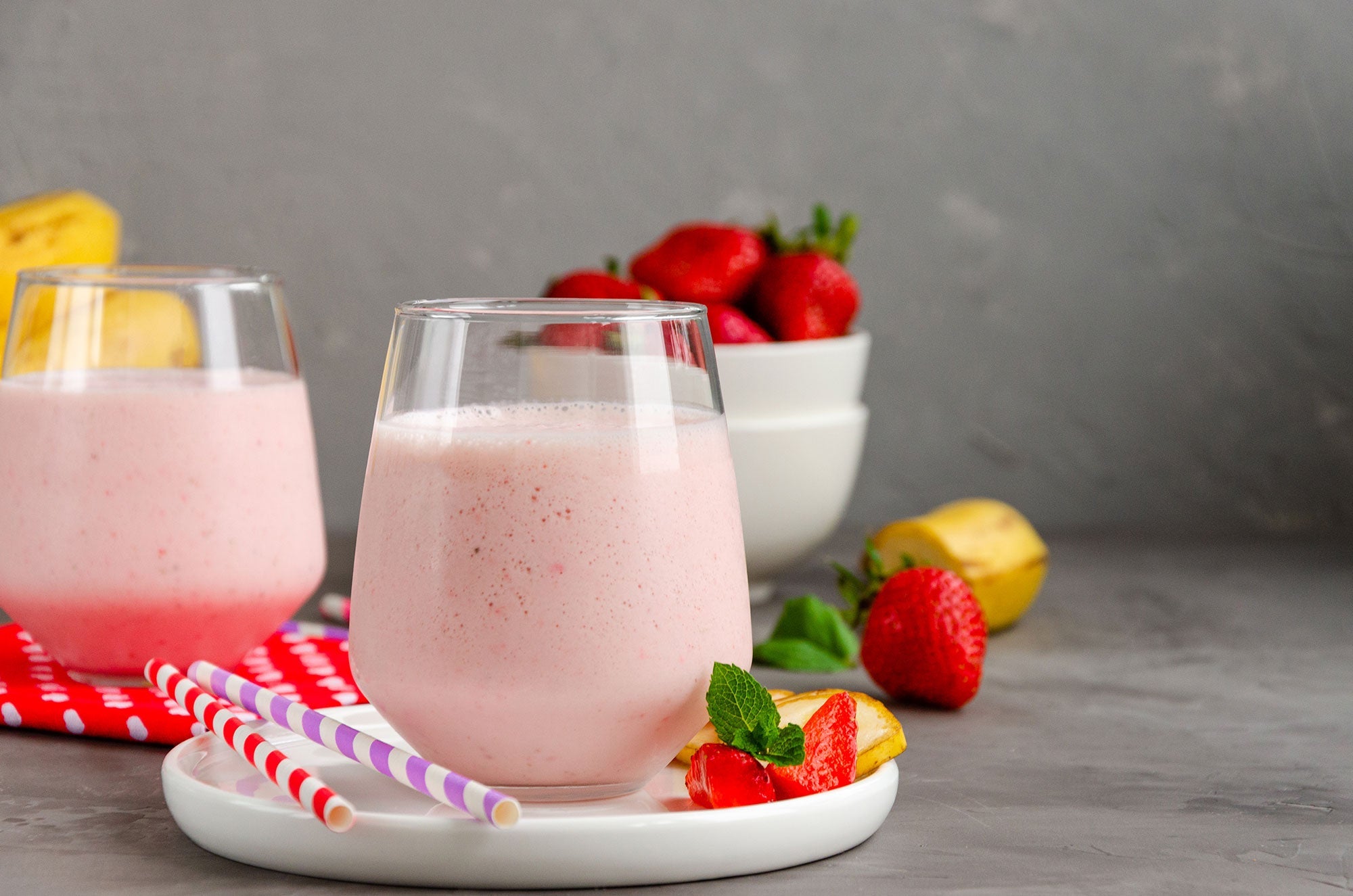 GREEK YOGURT, BANANA AND STRAWBERRIES SMOOTHIE